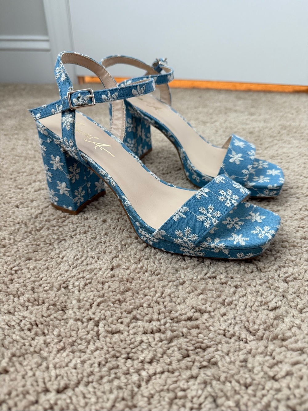 NEW Women's Blue & White Floral Fabric Strappy Open Toe Ankle Strap Sandals 8M